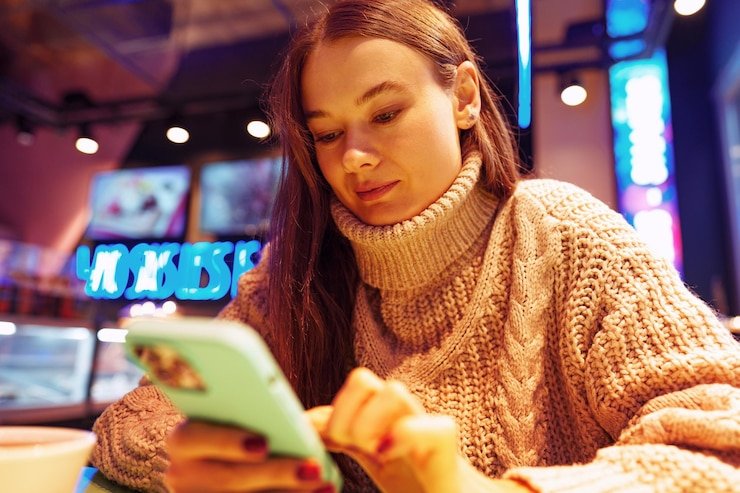 Pengguna memeriksa privasi akun mobile